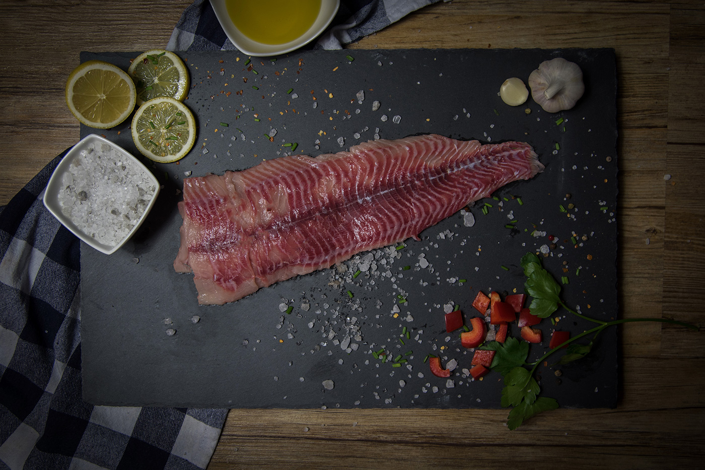 Salzkammergut Edelwels Filet auf schwarzer Steinplatte
